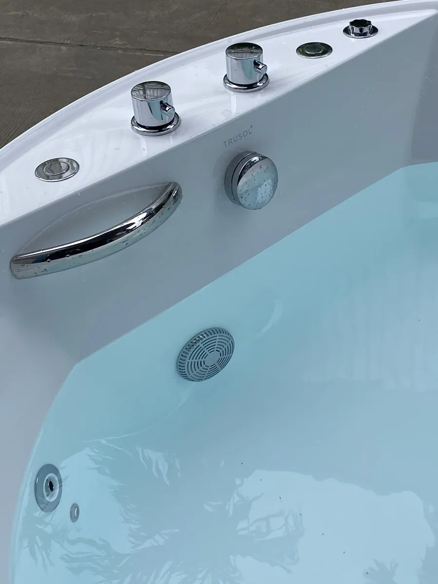 Jacuzzi bathtub