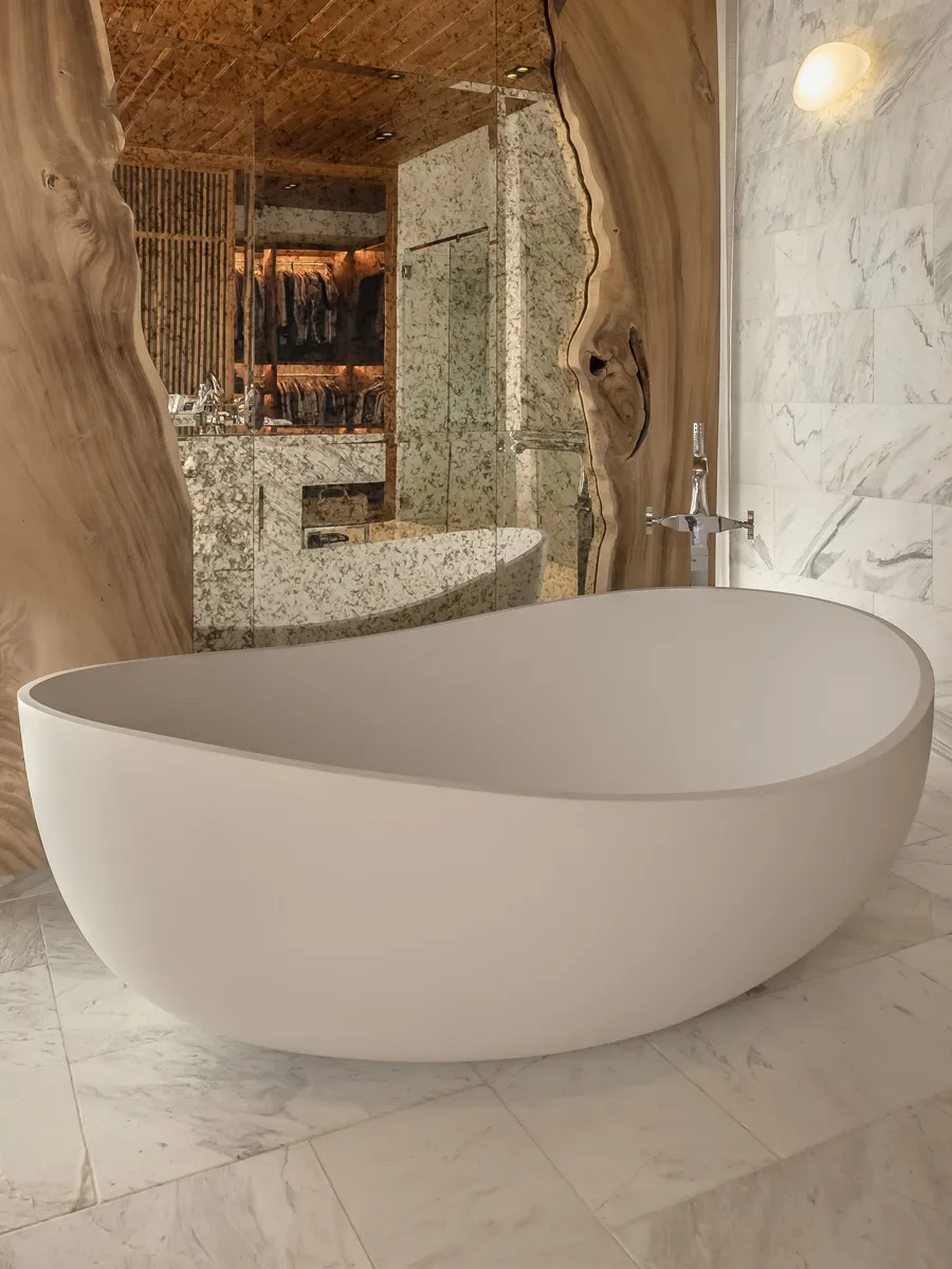 Solid bathtub