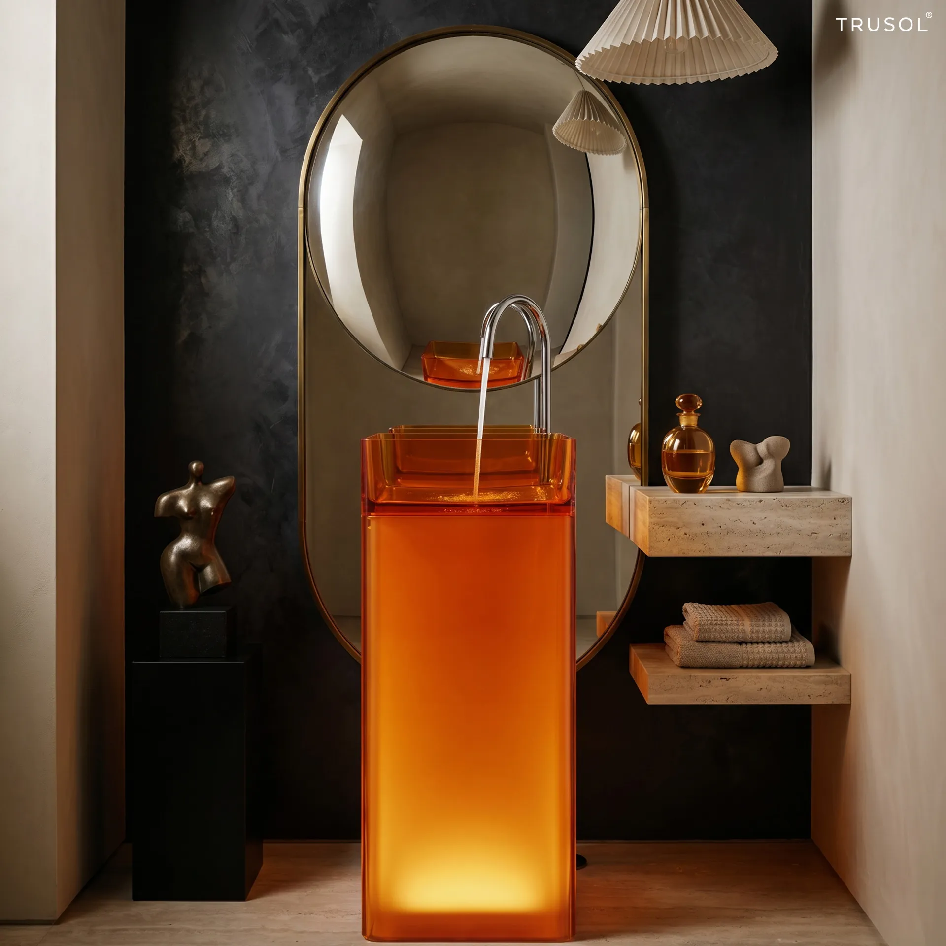 อ่าง Resin สีส้มโปร่งแสงในห้องน้ำผนังเข้มพร้อมกระจกและก๊อกน้ำโครม