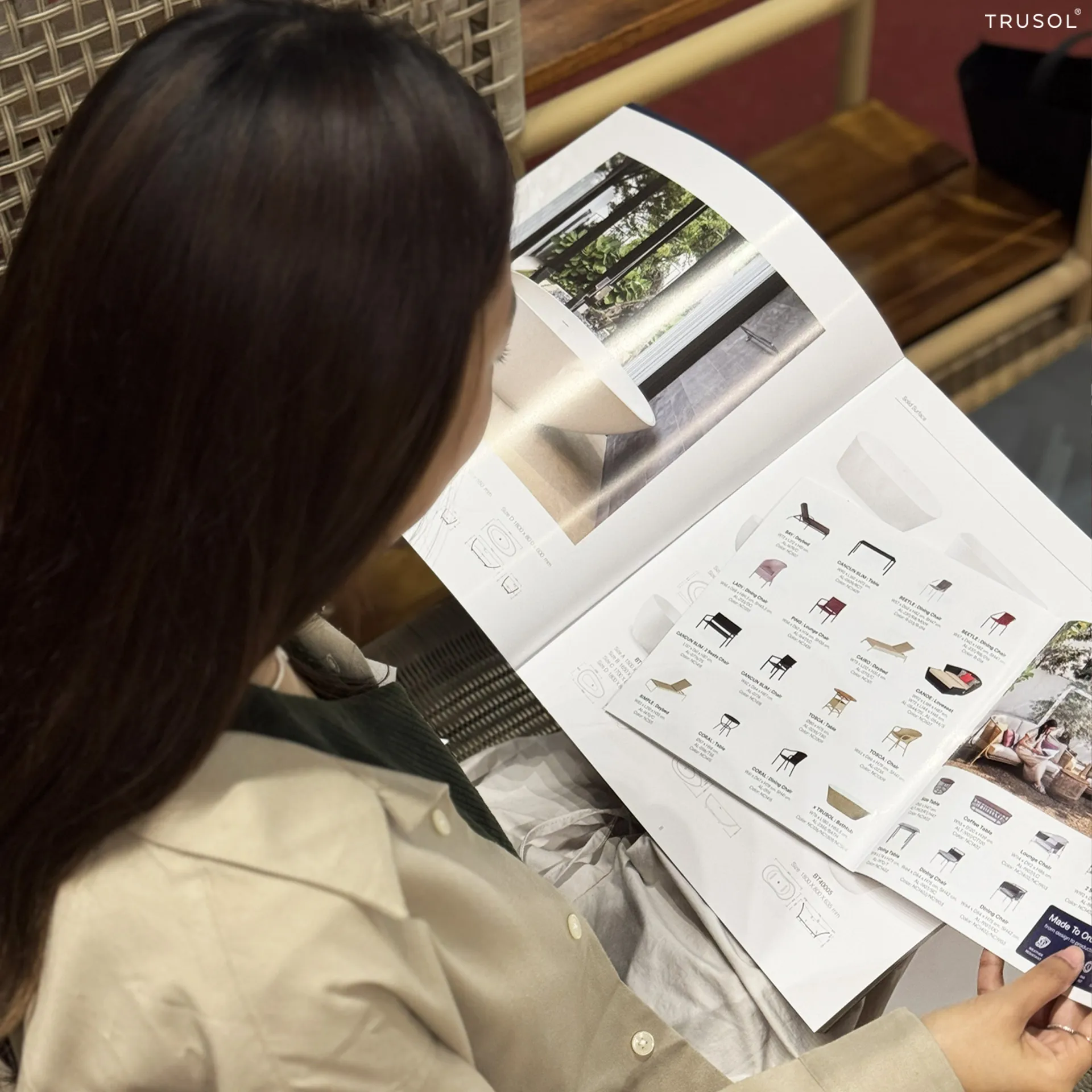 อ่างอาบน้ำและอ่างล้างมือที่ตกแต่งด้วยงานสานหวายเทียมในคอลเลกชัน TRUSOL × Hawaii Thai